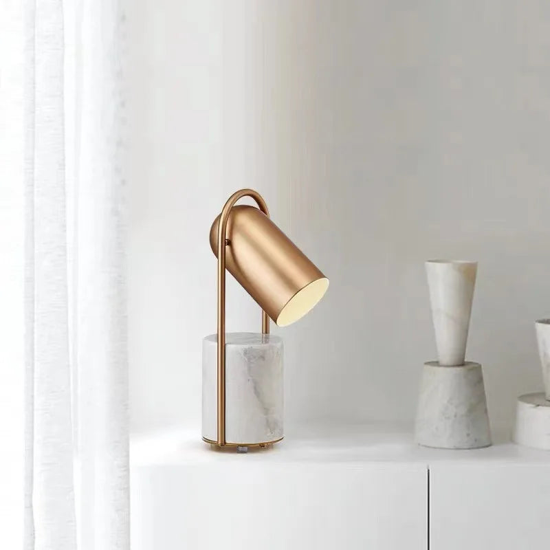 Lampe Tero allumée, halo dirigé vers le bas