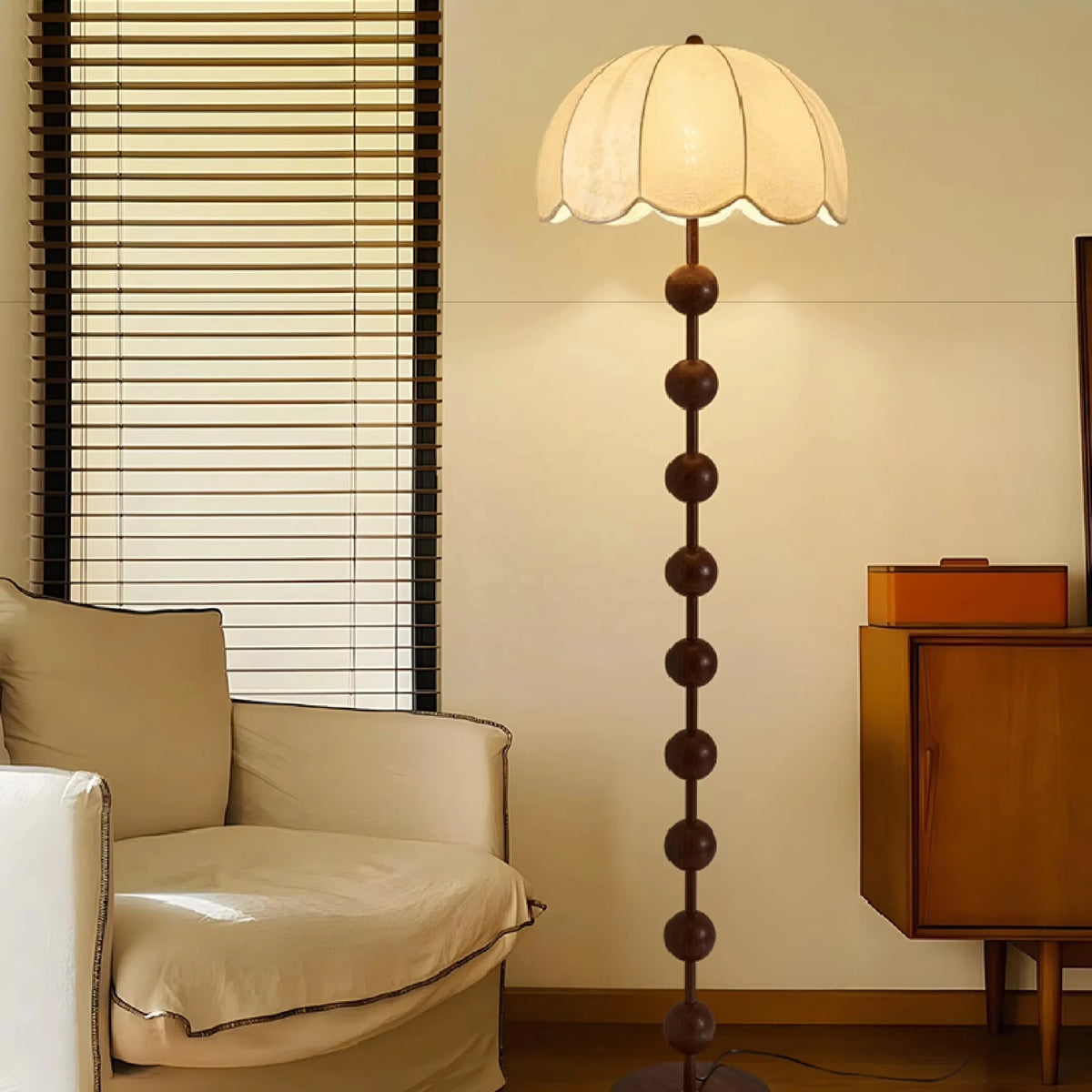 Lampadaire Calmy, abat-jour beige à bord festonné