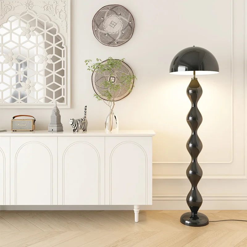 Lampadaire Fizzy noir près d'une commode