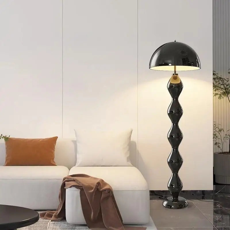 Lampadaire Rimo noir dans un salon
