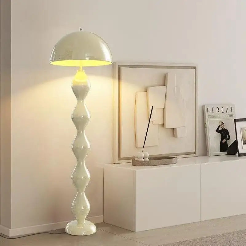 Lampadaire Rimo près d'une console