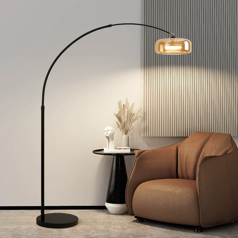 Lampadaire arc Arko au-dessus d'un fauteuil