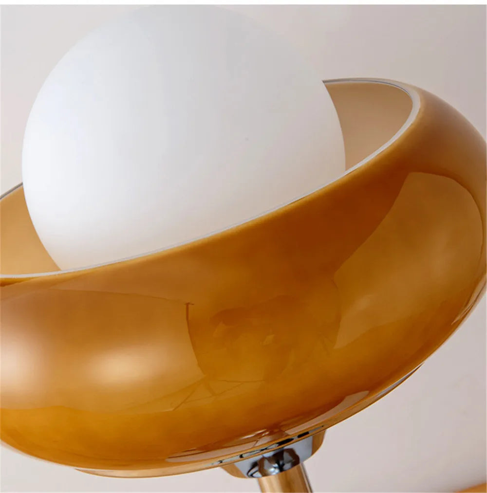 Lampadaire Pomo, dôme en verre ambré vu de près