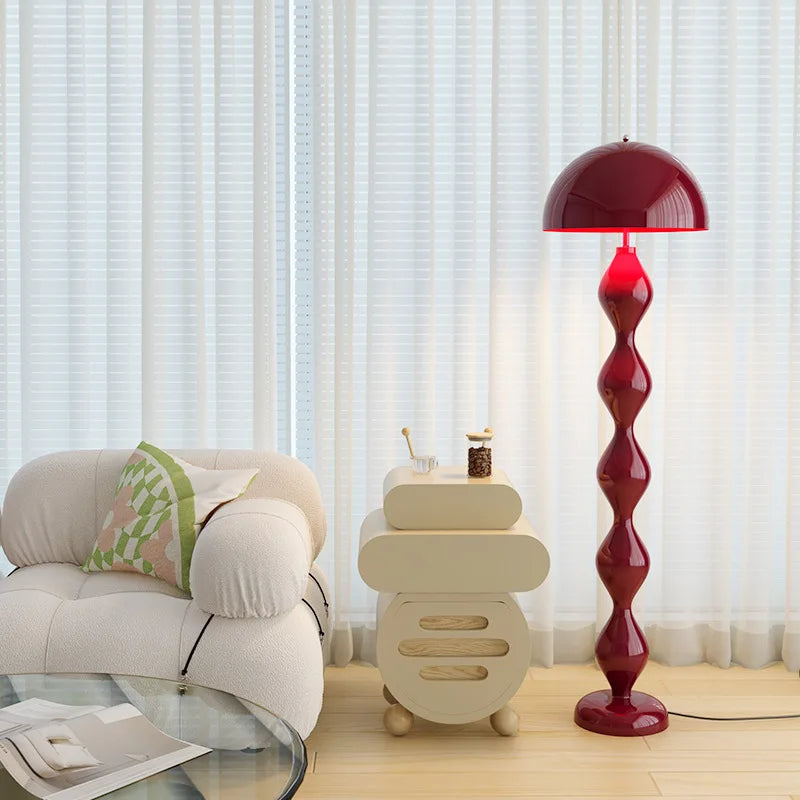 Lampadaire Fizzy rouge dans un salon
