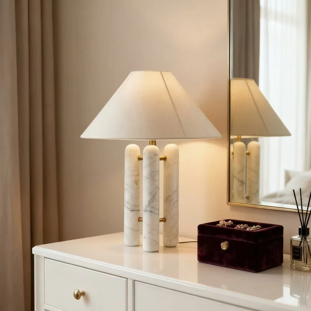 Lampe Marbo sur une commode