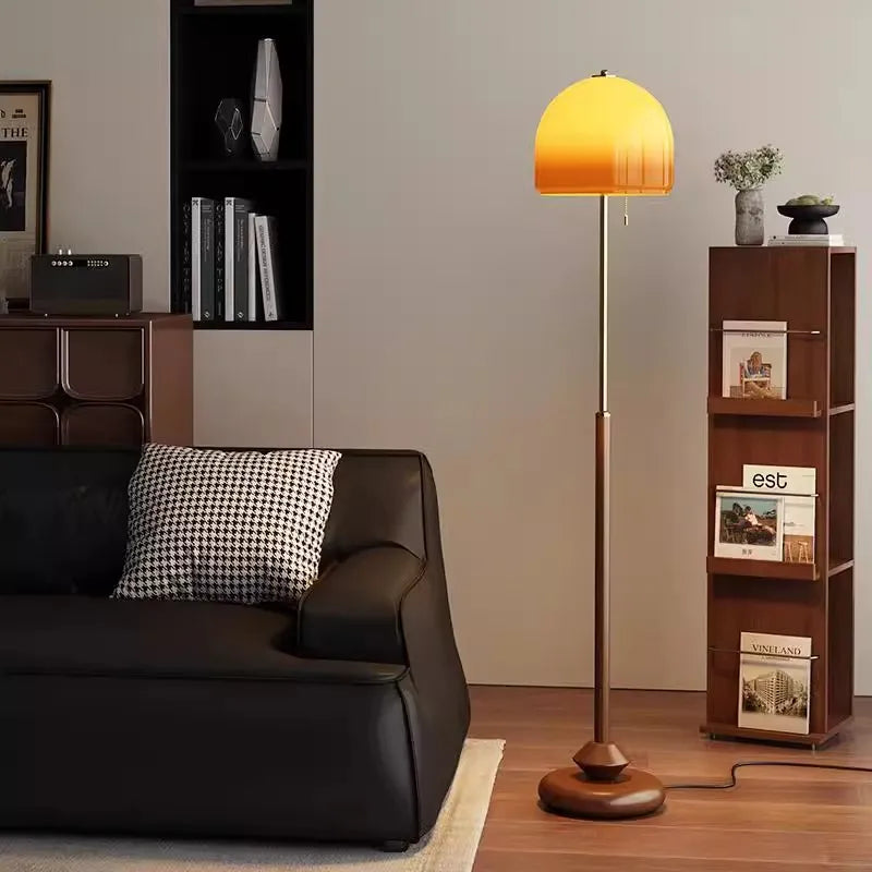 Lampadaire Zesto allumé, halo ambré