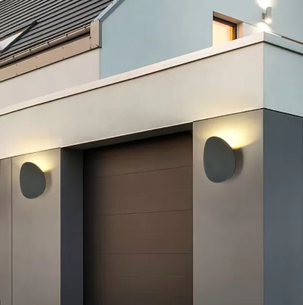 Applique Pebo installée en façade couverte