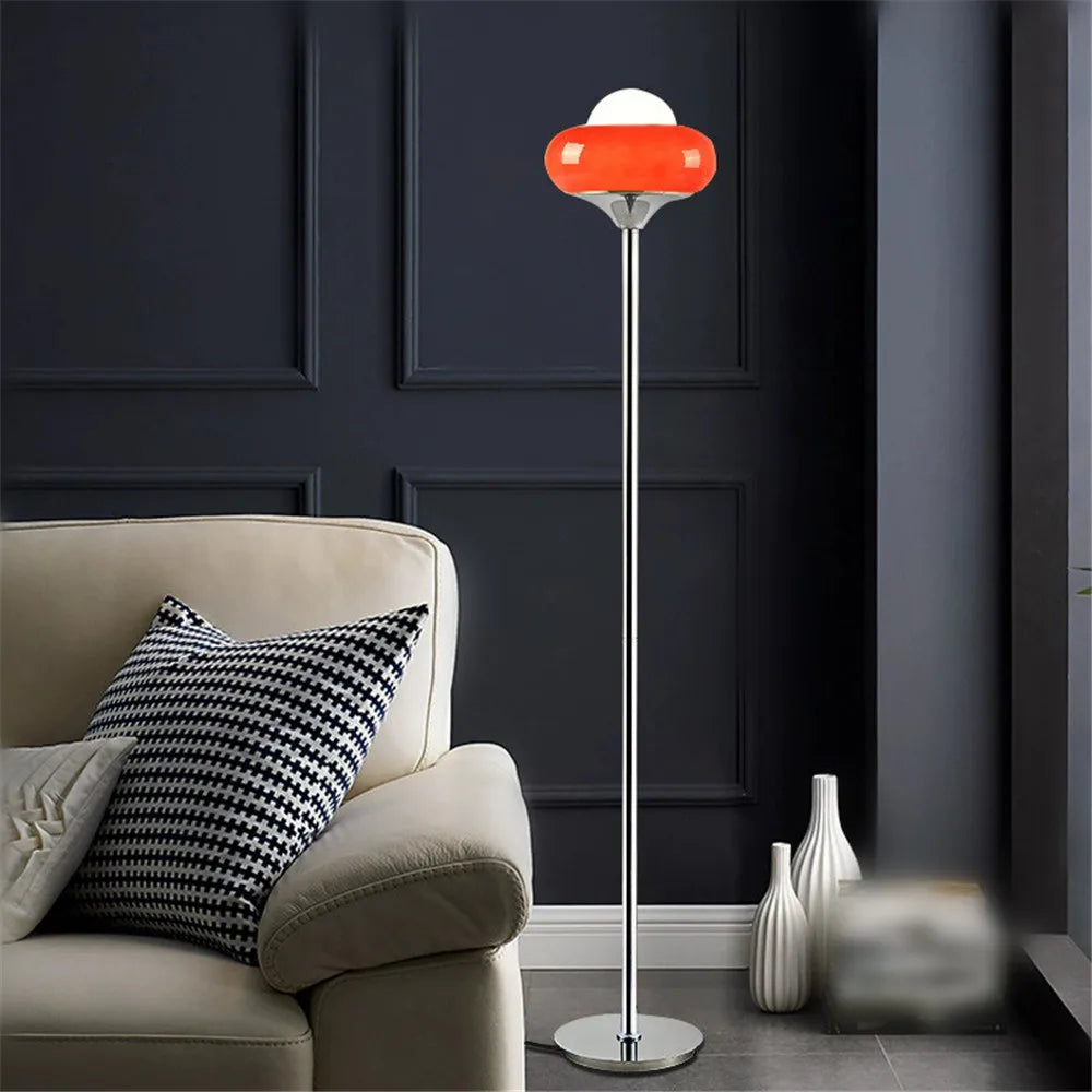 Lampadaire Pomo, version rouge dans un salon