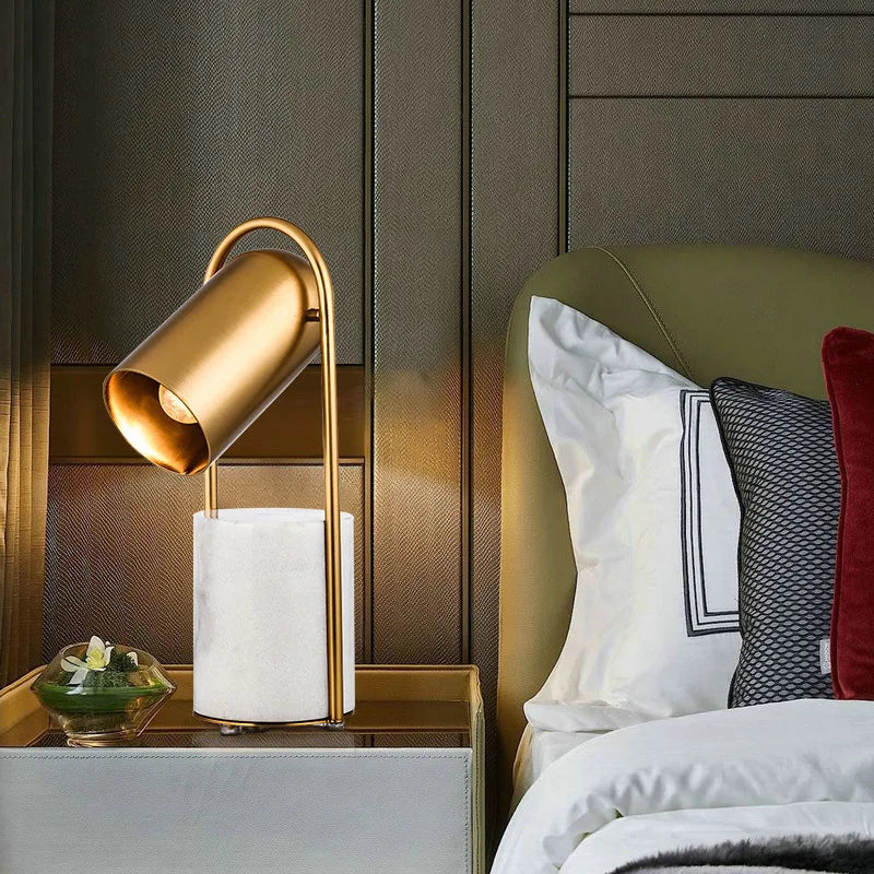 Lampe Tero sur une commode