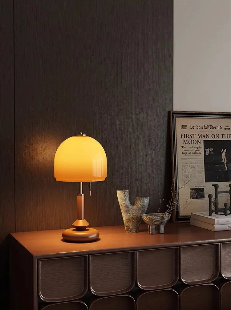 Lampadaire Zesto, détail du dôme en verre ambré