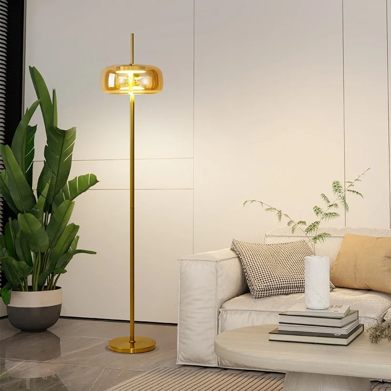 Lampadaire Nesto à côté d'un fauteuil de lecture