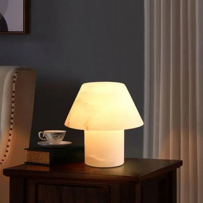Lampe Onys allumée sur un chevet en bois
