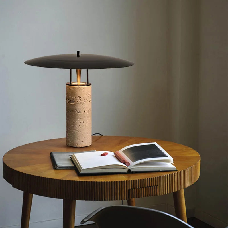 Lampe Tavo sur une table basse