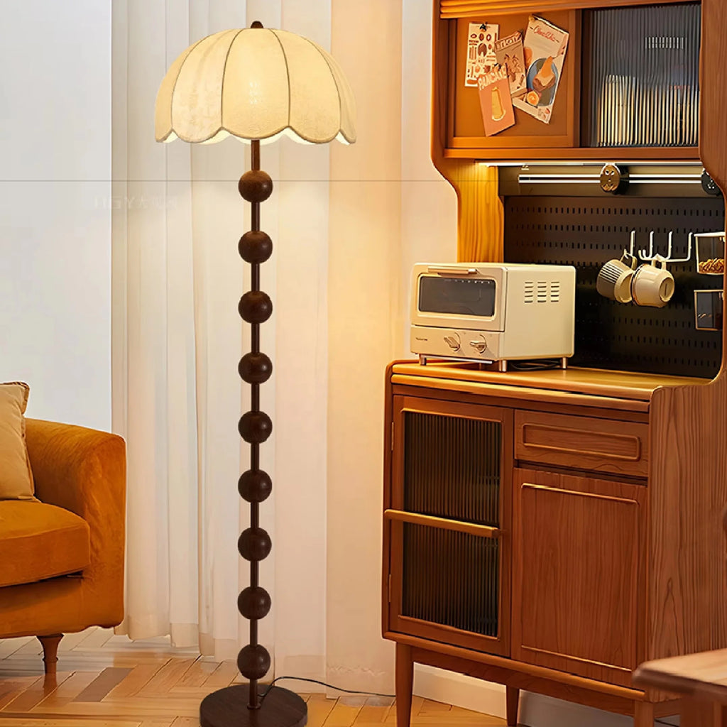 Lampadaire Calmy en situation dans un salon rétro
