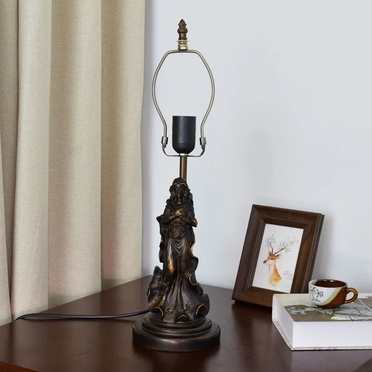 Lampe Verro, pied en résine sculptée