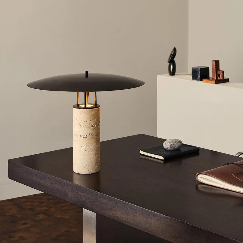 Lampe Tavo sur un bureau
