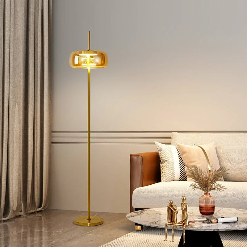 Lampadaire Nesto, finition dorée