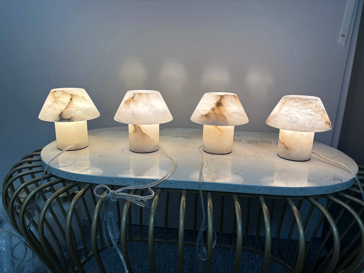 Lampes Onys alignées, variations de veinage