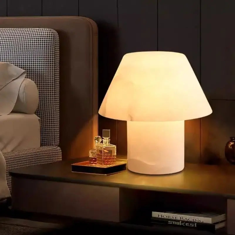 Lampe à poser onyx poli Onys sur une table de chevet