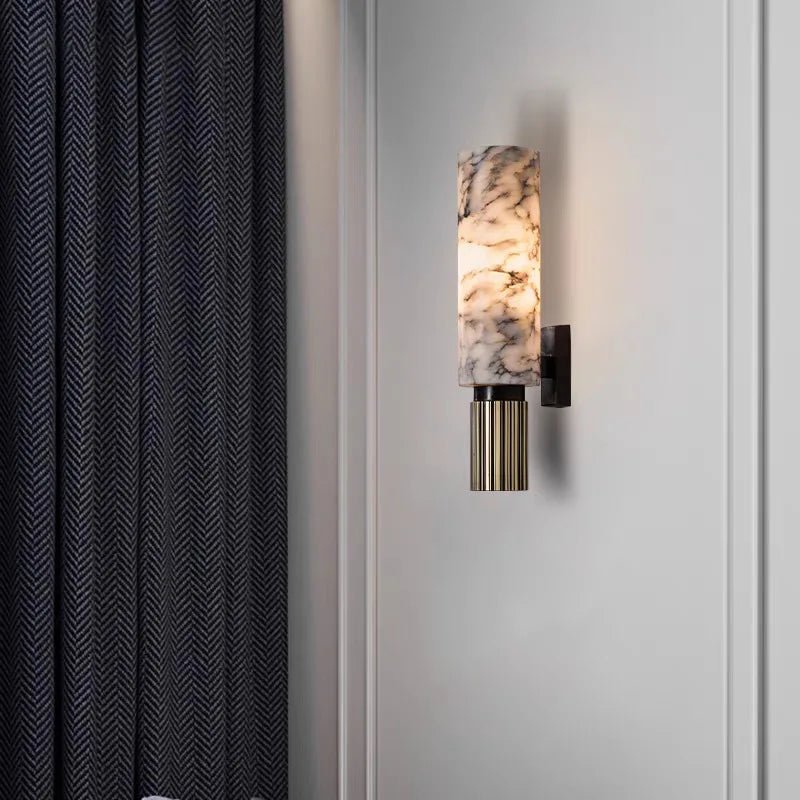 Applique Alba sur un mur sombre