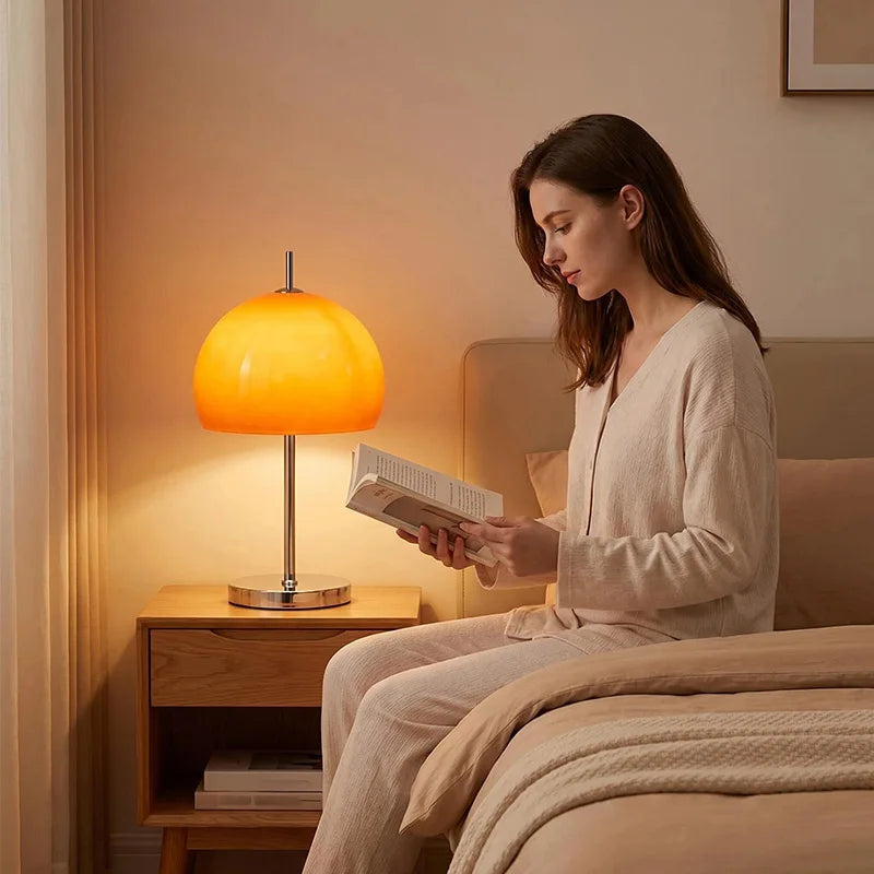 Lampe Mika allumée sur une table de chevet