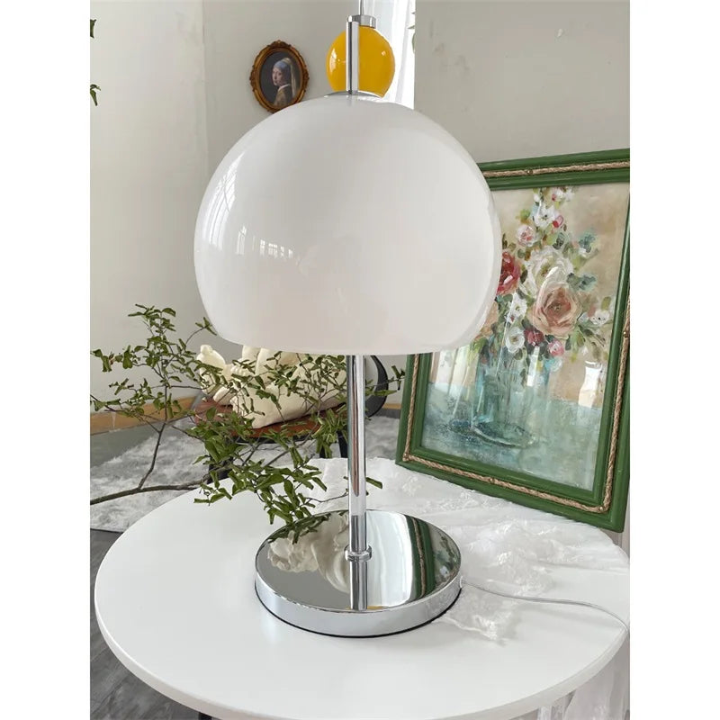 Lampadaire Suno allumé près d'un canapé