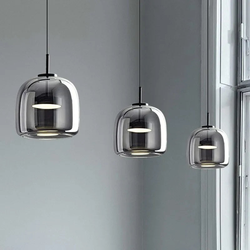 Suspension Onda gris fumé sur un mur clair