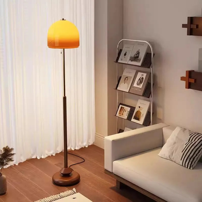 Lampadaire Zesto à côté d'un fauteuil